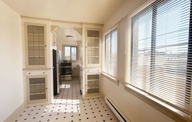 2 beds, 1 bath, 876 sqft, $1,995, Unit Court - D