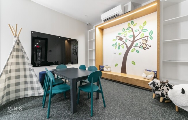 2 beds, 1 bath, $2,724, Unit J4