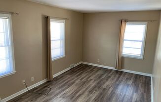 1 Bed 1 Bath Apartment in a Triplex Close to Downtown
