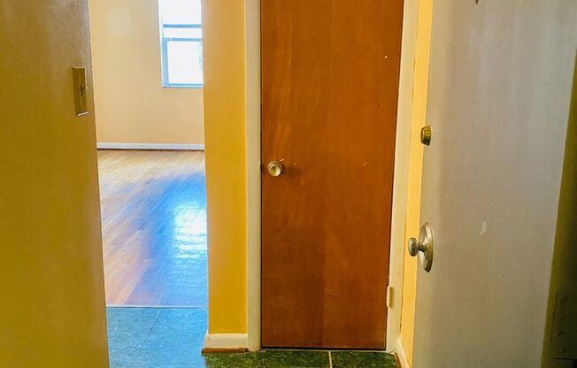 1 bed, 1 bath, $1,050, Unit Apt. B