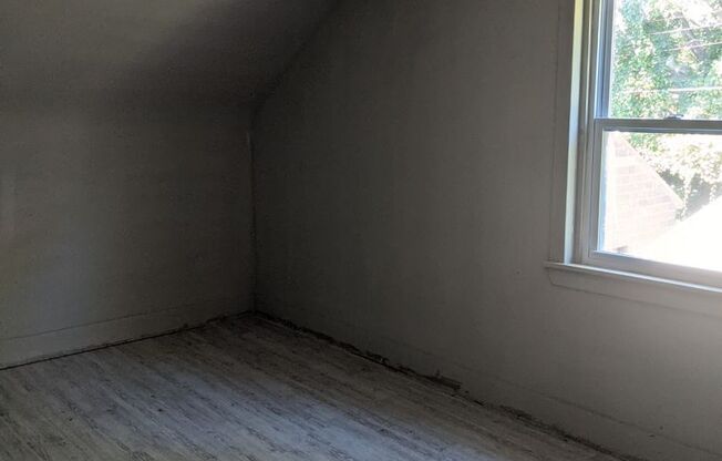 3 beds, 1 bath, $1,095
