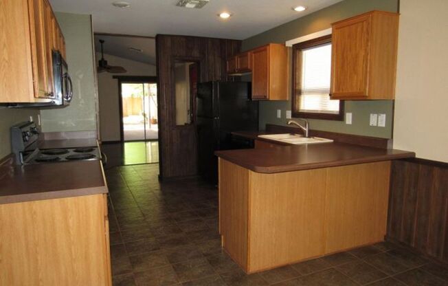 3 beds, 2 baths, $1,595