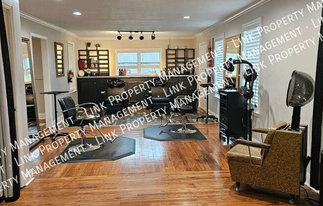 Commerical Space Available in Fort Oglethorpe.  As a Salon, Office or Remodel negotiable