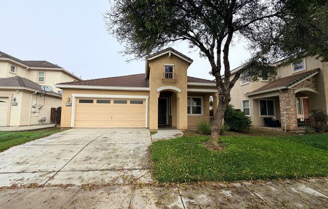 1146 OATGRASS WAY, LOS BANOS: 3 Beds, 2 Baths, Easy Acess to Highway