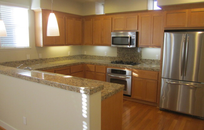 SPACIOUS 3 BEDROOM, 3.5 BATHROOM TOWNHOUSE IN AN EXCELLENT LOCATION. GARAGE. LAUNDRY. BALCONY. A TRUE MUST SEE!!!
