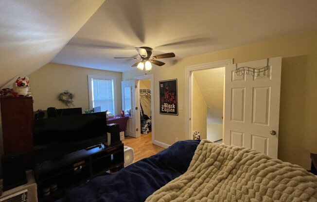 2 beds, 1 bath, $3,700, Unit 3