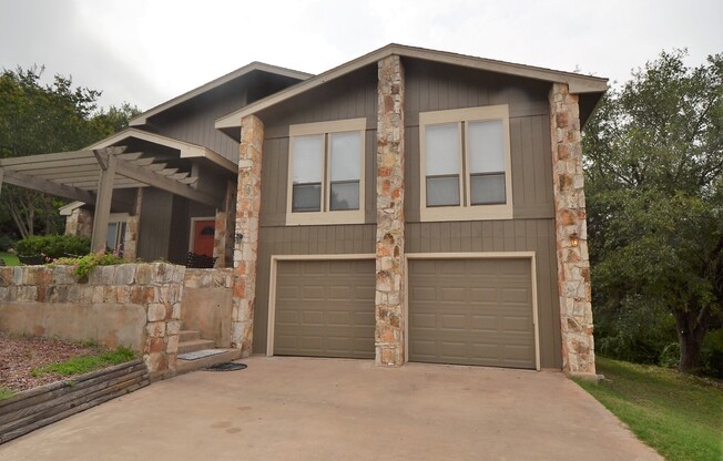 Large 3/2 in Great Hills w/ Treetop Views