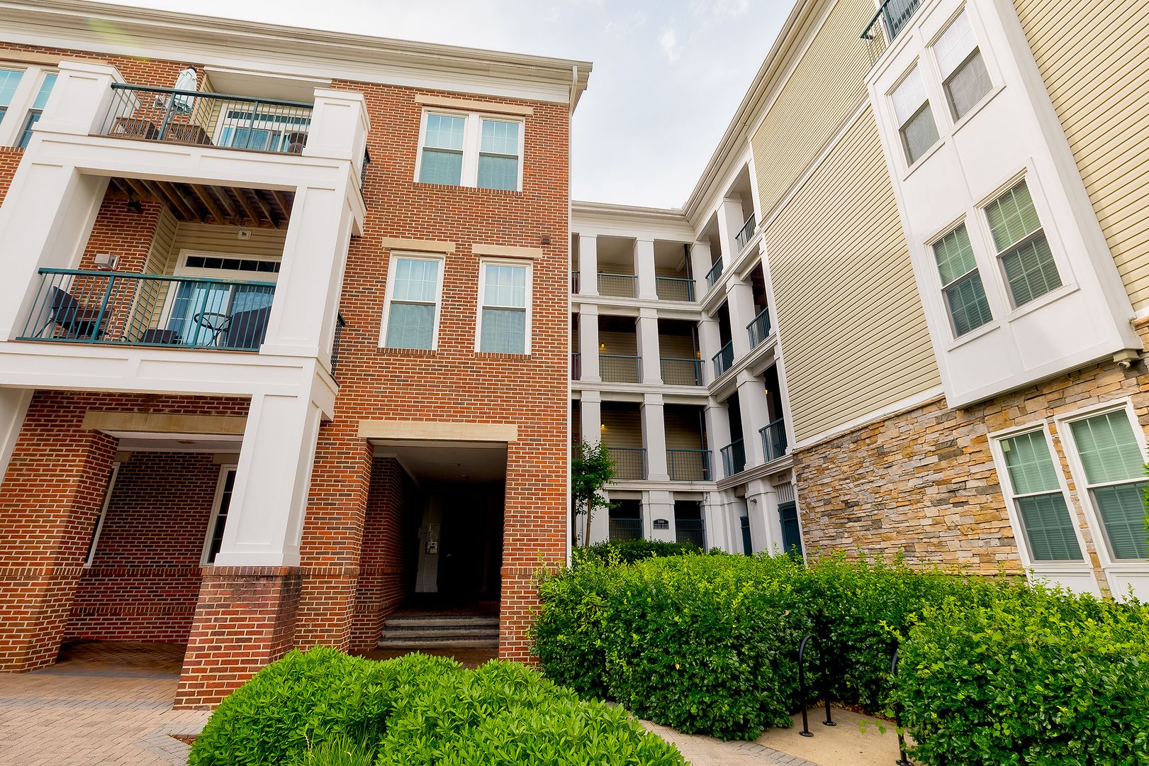 Partially Furnished Elegant 2BD Condo with Unbeatable Access & Premium Features in Arlington w/ Parking!