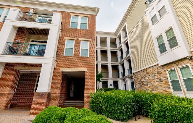 Partially Furnished Elegant 2BD Condo with Unbeatable Access & Premium Features in Arlington w/ Parking!