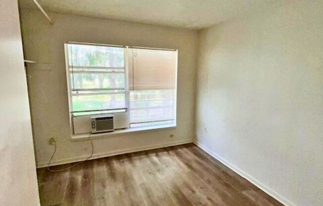 3 beds, 1 bath, 900 sqft, $995, Unit Bldg E-Unit 42