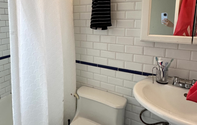 359 W 53 ST