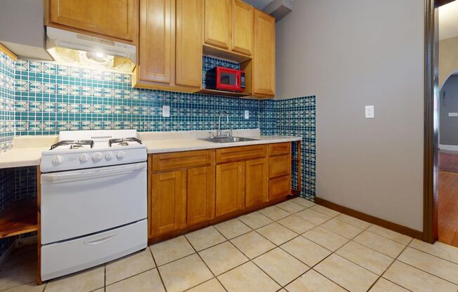 DONT MISS THIS 3-BEDROOM FRANKFORD HOME, QUIET BLOCK!