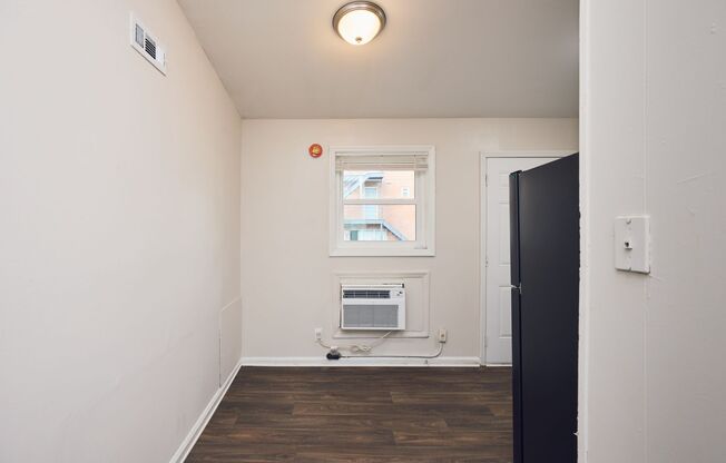 2 beds, 1 bath, $1,050, Unit 2157 Lenox Rd C7