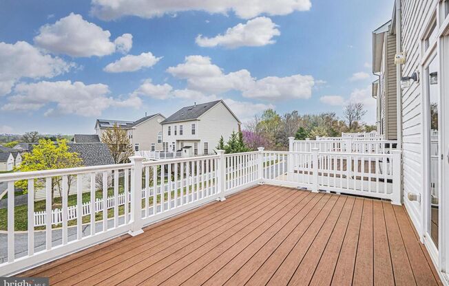 SPACIOUS 2 LEVEL CONDO WITH LOFT