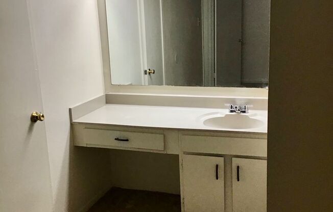 2 beds, 2 baths, 995 sqft, $800, Unit 14
