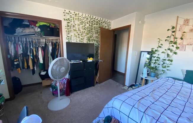 2 beds, 1 bath, $1,250, Unit #08