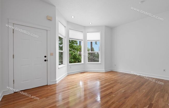 Bright & Beautiful Condo w/ Dual Primary Bedrooms, Walk-In Closets, Garage & A/C~ Located in NE Portland!