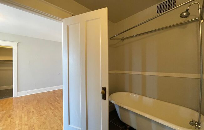 Studio, 1 bath, 404 sqft, $1,095, Unit 310