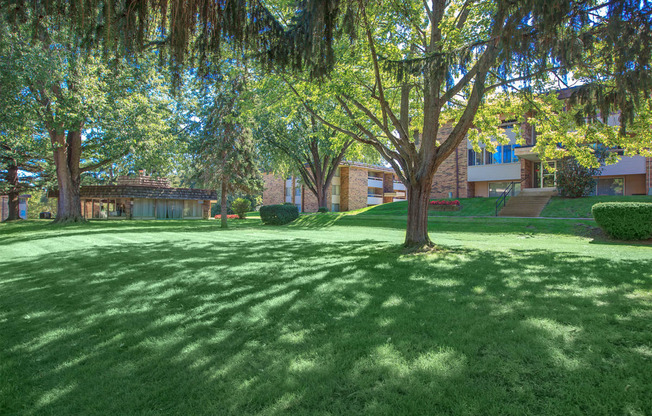 611 Regency Way Apartments Building Exterior Yard