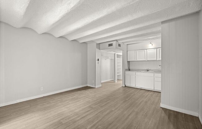 Studio, 1 bath, 420 sqft, $800, Unit 5