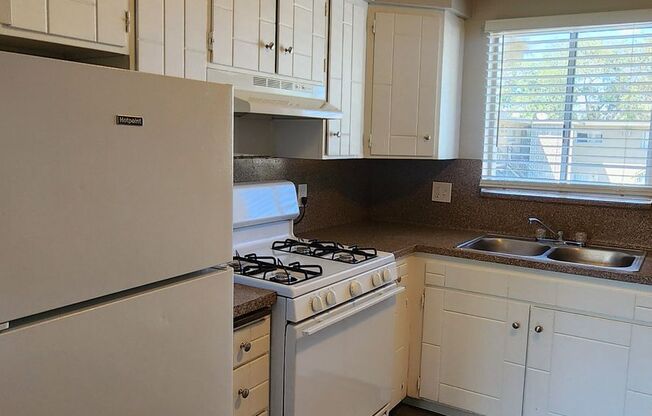 2 beds, 1 bath, 800 sqft, $995, Unit #20