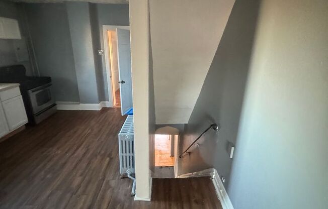 2 beds, 1 bath, $1,400, Unit 5 S. 5th St. B