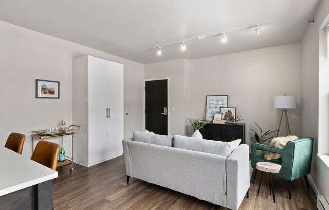 1 bed, 1 bath, 610 sqft, $1,595, Unit 410