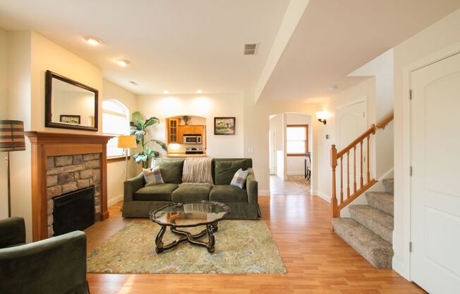 3 beds, 3 baths, 2,000 sqft, $2,850