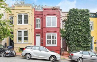 Charming Georgetown Townhome 3 Bedroom 2.5 Bath with Patio, Fireplace & Washer/Dryer