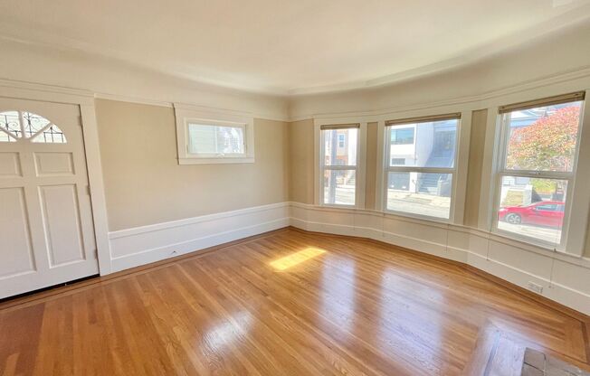 Bernal Heights 3BD/2BA Condo!  Parking!  Laundry!  Pet OK!  PROGRESSIVE