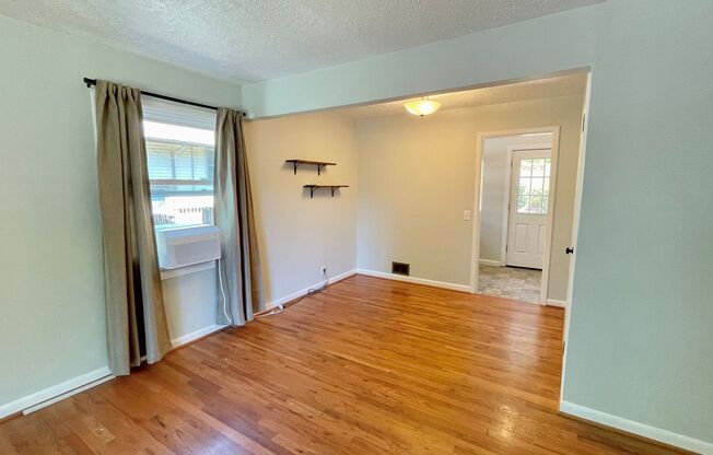 Charming Montavilla 4-bed Updated Cottage with Spacious Patio and Yard