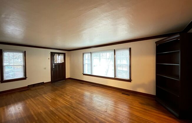 2 beds, 1 bath, $1,299, Unit Upper