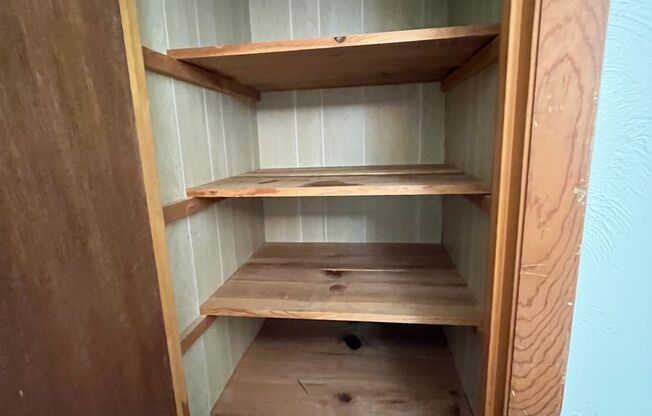 2 beds, 1 bath, 903 sqft, $1,170, Unit J-7