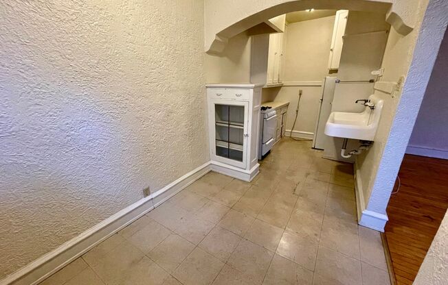 Studio, 1 bath, $850, Unit 4