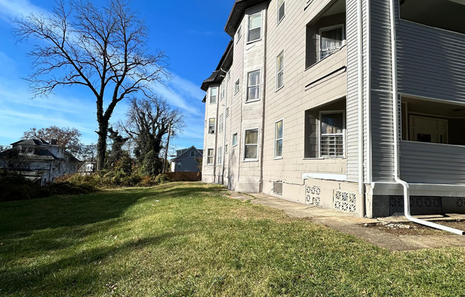 1 bed, 1 bath, $1,100, Unit 2206 Roslyn Ave Unit 5