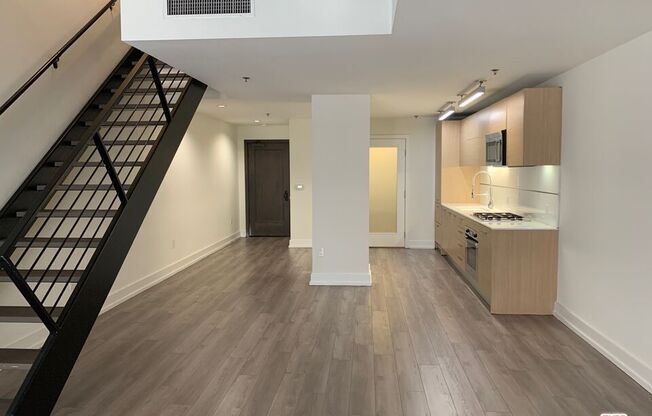 1 bed, 1.5 baths, 1,290 sqft, $4,064, Unit 917