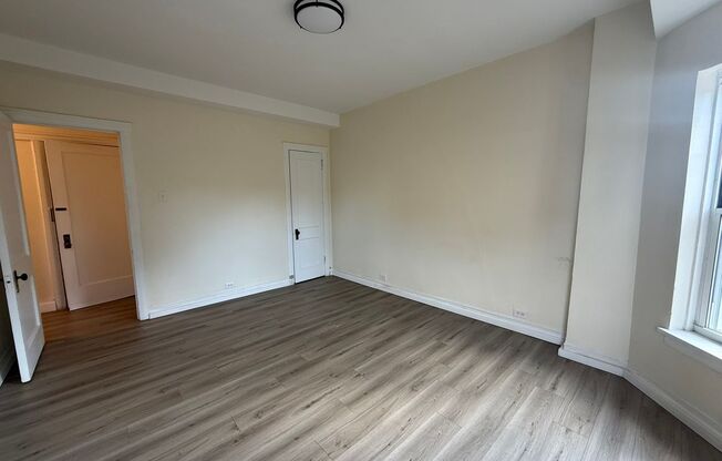 Studio, 1 bath, 295 sqft, $1,275, Unit Old King Edward 371