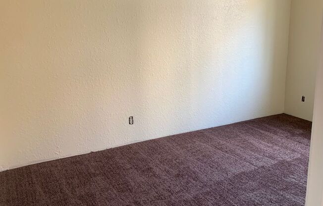 2 beds, 1 bath, 750 sqft, $1,595, Unit Apt 33
