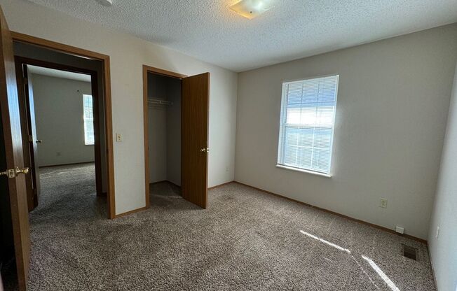 2 beds, 1 bath, $885