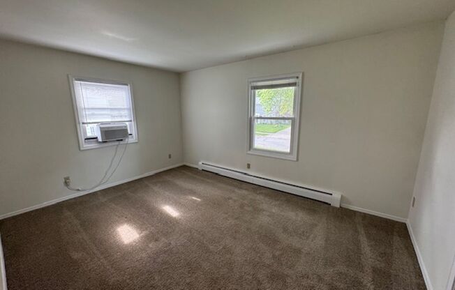 4 beds, 2.5 baths, $1,899