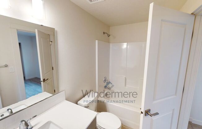 2 beds, 1 bath, 880 sqft, $1,795, Unit 389 Arissa