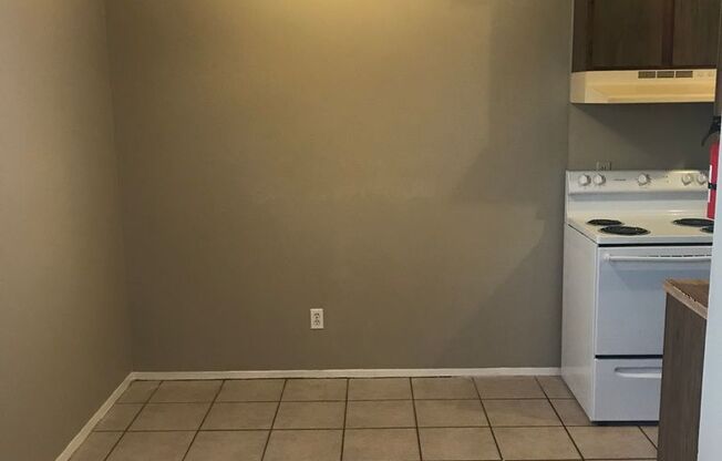 2 beds, 1 bath, 789 sqft, $750, Unit E