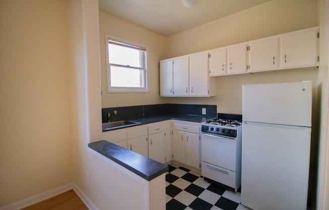 405 - Benson Apts
