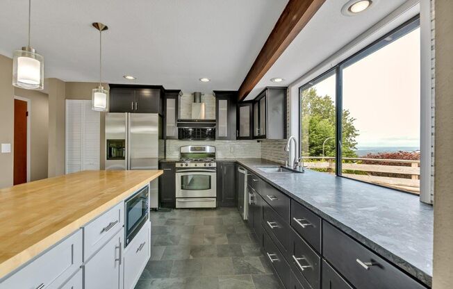 Modern Home with Stunning Views in Coveted Horizon Crest
