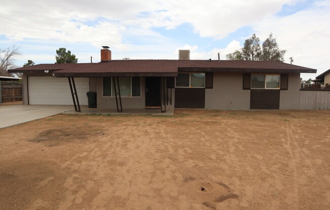 Apple Valley, 3 Bedroom, 2 Bathrooms, 1/2 acre property, Fully fenced