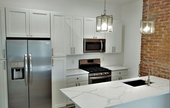 Top Notch Huge Stand Alone House - Quartz - Stainless - HUGE BEDROOMS - Off-Street Parking - Laundry - A/C