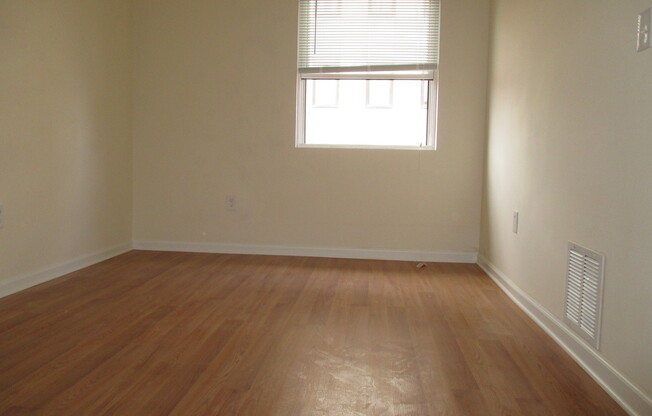 1 bed, 1 bath, $945, Unit 1D