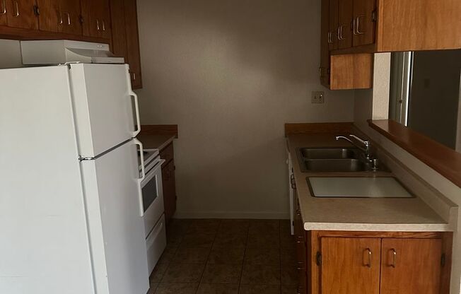 2 beds, 2 baths, $1,700, Unit B