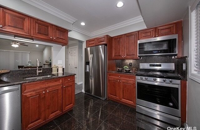 45 COUNTRY CLUB DR