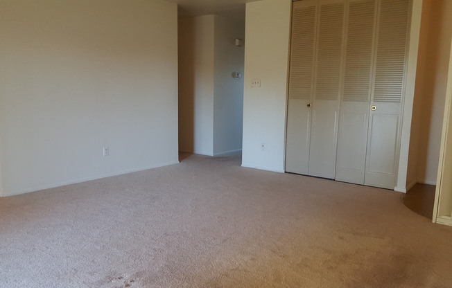 2 beds, 1 bath, $1,250, Unit APARTMENT E